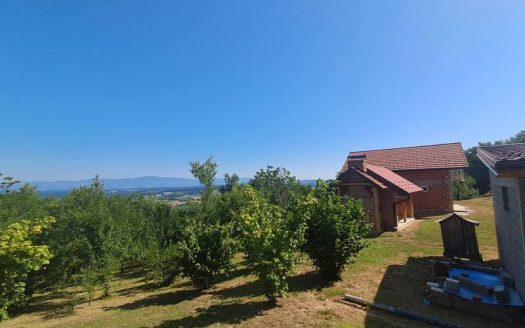 Novoizgrađena namještena kuća 145 m² sa 2.000 m² okućnice i panoramskim pogledom – 20 km od Banje Luke